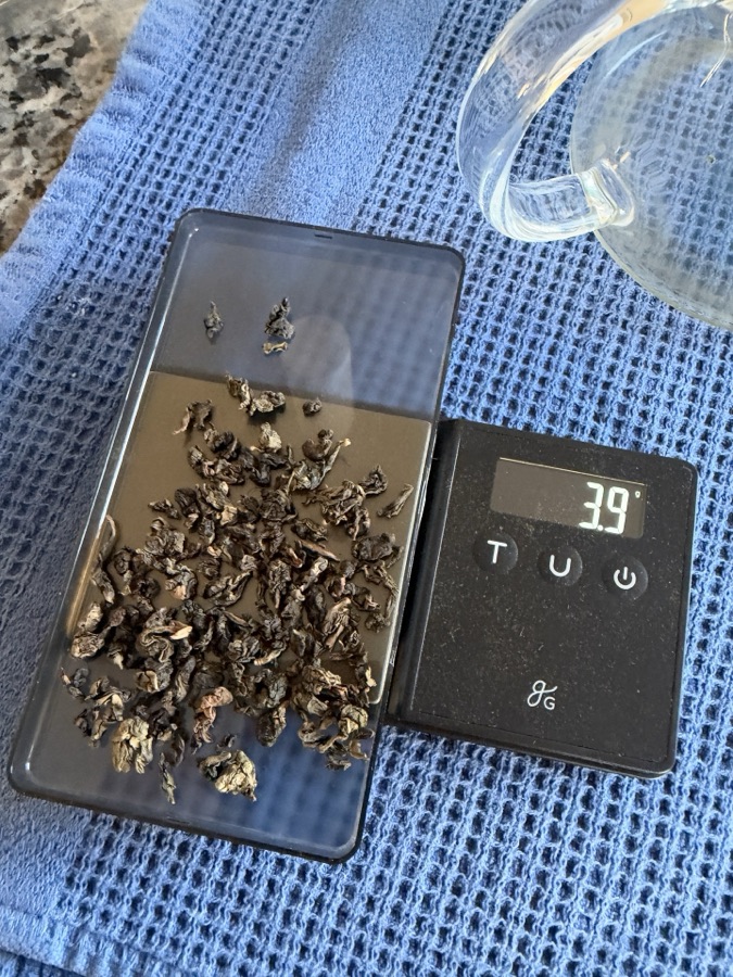 Rolled oolong leaf on a kitchen scale reading 3.9 grams